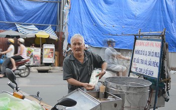 Xe kẹo bông gòn “ông ngoại” chở tuổi thơ giữa Sài Gòn