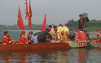 Độc đáo cuộc đua thuyền rước nước về ngôi chùa cổ 700 năm