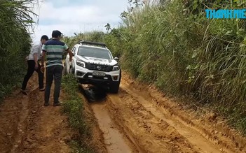 Vượt đường đèo dốc, mang quà cho học trò bản Của