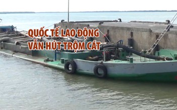 Ngày Quốc tế Lao động vẫn “hăng say” hút trộm cát, cày xới sông Cửa Đại