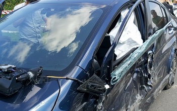 Xe tải tông liên hoàn trên cầu Rạch Miễu, 1 xe con nát bét, nhiều người thoát chết