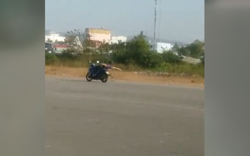 Bức xúc cảnh chạy xe máy “làm xiếc” của người đàn ông nước ngoài