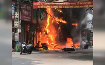 Kinh hoàng cảnh cháy 4 cửa hàng ở Vĩnh Phúc nghi bị ném “bom xăng”