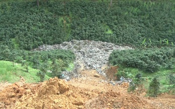 Mưa lớn kéo dài, 50 tấn rác trên đồi sạt trượt xuống thung lũng
