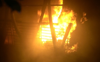 Cháy nhà dữ dội trong đêm khuya ở phường Cầu Kho, quận 1
