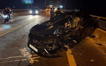 Kinh hoàng ô tô con nát bét sau tai nạn trên cầu Rạch Miễu, 3 người bị thương