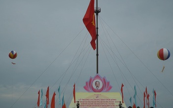 Thượng cờ “thống nhất non sông” và diễu binh ở đôi bờ Hiền Lương - Bến Hải
