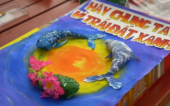 Sinh viên vẽ tranh, biến rác thành đồ dùng dạy học để bảo vệ môi trường