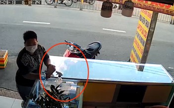 Cận cảnh người phụ nữ trộm 4 chiếc điện thoại tại tiệm sửa điện thoại