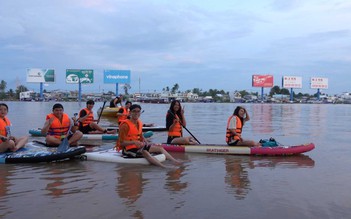 Du khách Nhật Bản "tròn mắt" với cảnh chèo SUP trên đường phố Cần Thơ giữa triều cường