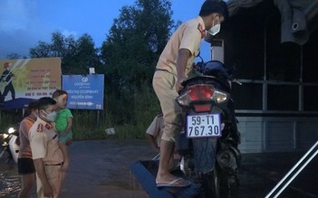 Triều cường, CSGT H.Nhà Bè lội nước đưa người dân qua đoạn đường ngập