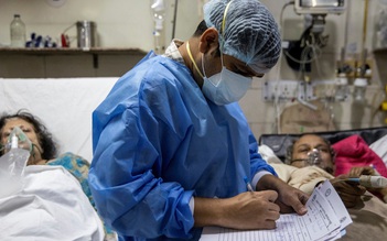 Bác sĩ trẻ đau lòng chọn người sống sót trong ca trực 27 tiếng giữa dịch Covid Ấn Độ