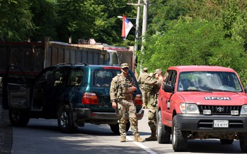 Căng thẳng Kosovo giảm nhiệt, NATO giám sát di dời chướng ngại vật