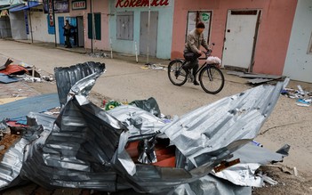 Người dân gần đập thủy điện Kherson trong cảnh đại bác ngày ngày dội vào thành phố