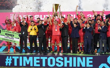 Khoảnh khắc nâng cúp vô địch AFF Suzuki Cup 2018 của đội tuyển Việt Nam