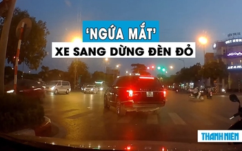 Lái xe sang dừng đèn đỏ… kém sang khiến dân mạng ‘ngứa mắt’