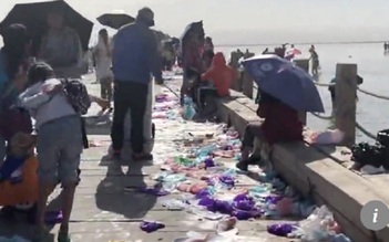 Du khách Trung Quốc bỏ 12 tấn rác nhựa mỗi ngày ở hồ du lịch 'gương trời' nổi tiếng