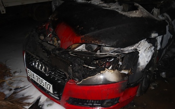 Xe Audi tiền tỉ cháy rụi trong garage