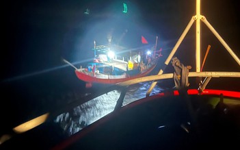 Hà Tĩnh: Cứu thành công 9 ngư dân trên 2 tàu cá gặp nạn