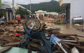 VIDEO: Ngập lụt ở Nha Trang, nước cuồn cuộn vào nhà như thác