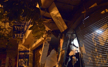 Xe ben lao vào nhà dân ở Sài Gòn