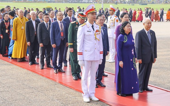 Đoàn đại biểu dự Đại hội MTTQ lần thứ XI vào Lăng viếng Chủ tịch Hồ Chí Minh