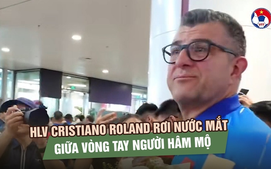 U.17 Việt Nam về nước, HLV Cristiano Roland rơi nước mắt giữa vòng tay người hâm mộ