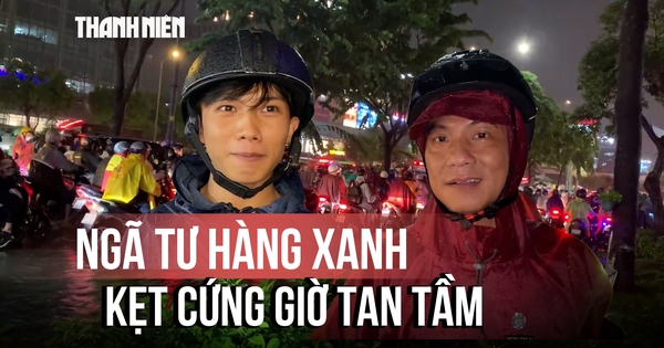 Mưa như trút nước, ngã tư Hàng Xanh kẹt cứng giờ tan tầm