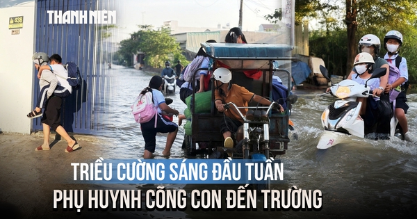Triều cường gây ngập gần nửa mét ở TP.HCM, phụ huynh lội nước cõng con đến trường