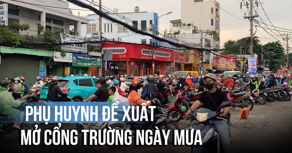 Ùn tắc giờ tan học: Phụ huynh đề xuất mở cổng trường ngày mưa
