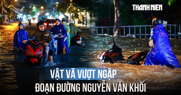 Đường Nguyễn Văn Khối thành sông sau mưa lớn, sóng xô ngã người đi đường