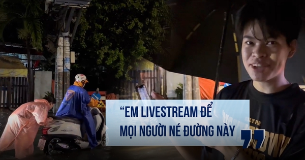 Mưa lớn gây ngập sâu ở TP.HCM: Người livestream cảnh báo, sinh viên đẩy xe giúp người đi đường