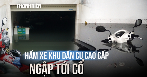 Hầm xe khu dân cư cao cấp ở TP.HCM ngập hơn 1 mét, nhiều xe máy chìm trong nước