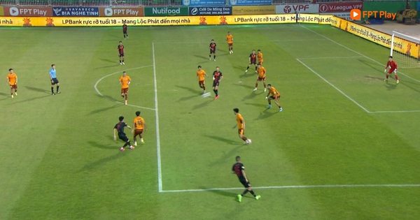 Ninh Bình ngược dòng hạ HAGL bằng siêu phẩm: Bản lĩnh lên tiếng đúng lúc