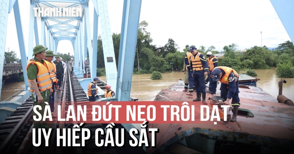 Trắng đêm cứu 3 sà lan trôi dạt uy hiếp cầu Mỹ Chánh ở Quảng Trị