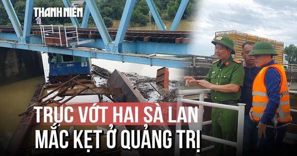 Vụ 2 sà lan mắc kẹt chân cầu Mỹ Chánh: Huy động 4 phao lớn và máy xúc trục vớt thế nào?