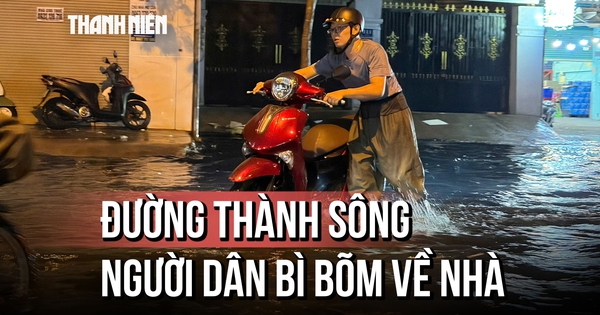 Người dân TP.HCM lội nước về nhà, 'mệt mỏi nhân đôi' trong mưa lớn