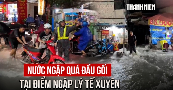 Mưa lớn đúng giờ tan tầm, người dân chật vật qua đoạn ngập quá đầu gối ở TP.HCM