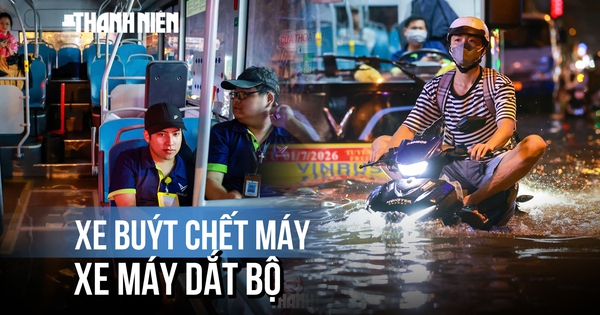 Ám ảnh ngập lụt trên đường Phan Huy ích: Xe buýt chết máy, xe máy dắt bộ
