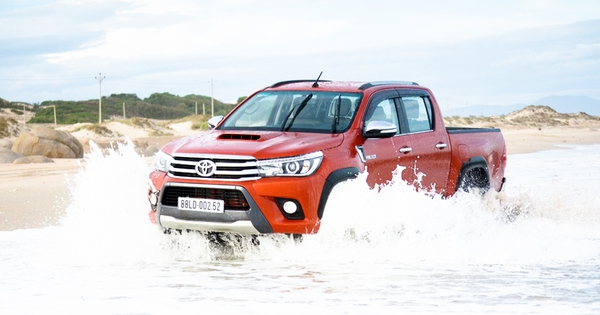 Bán tải Toyota Hilux 2015 ra mắt thị trường Việt Nam