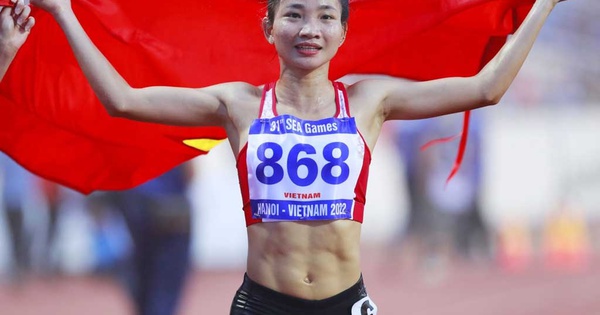 Golden girl Nguyen Thi Oanh and 8 famous athletes carry the Olympic ...