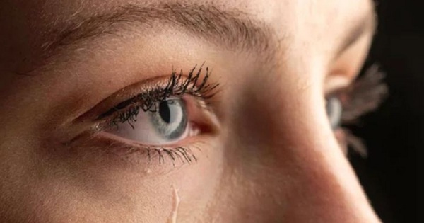 Mắt sưng húp do khóc, làm sao để mau khỏi?