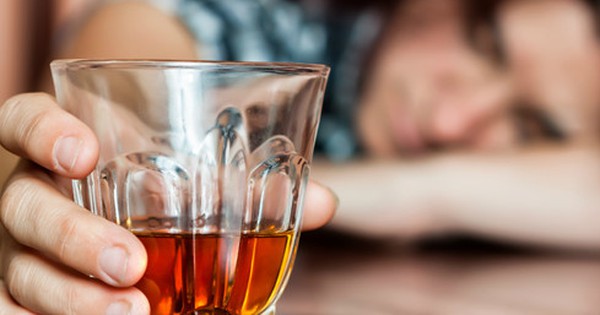 Những mẹo vặt chữa say rượu nào giúp giảm triệu chứng chóng mặt, đau đầu và buồn nôn?
