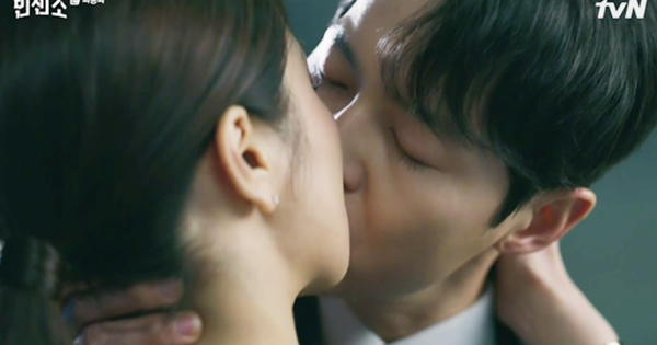 Song Joong Ki hôn say đắm Jeon Yeo Bin trong tập cuối ‘Vincenzo’