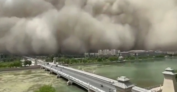 Bão cát 'nuốt chửng' thành phố Trung Quốc như trong phim tận thế