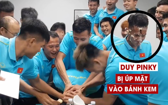 Clip Hồng Duy bị đồng đội úp trọn bánh kem vào mặt trong ngày sinh nhật