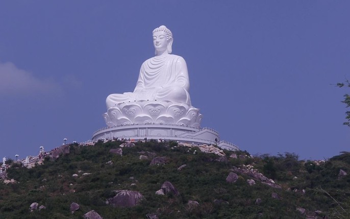 Hãy đến và chiêm ngưỡng tượng Phật lớn nhất Đông Nam Á, tràn đầy sức mạnh và thanh thản. Được chế tác trong nhiều năm bởi những nghệ nhân tài ba, tượng này là niềm tự hào của vùng Đông Nam Á. Hãy đến để trải nghiệm cảm giác đắm mình trong không gian yên bình của tượng phật.