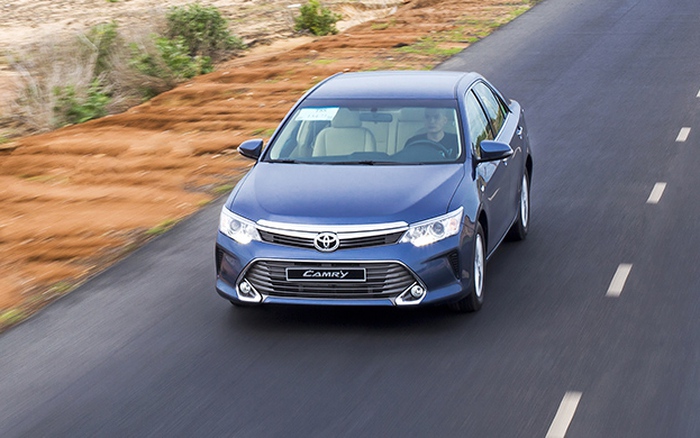 Soi chi tiết Toyota Camry 2015 bản Mỹ vừa về Hà Nội