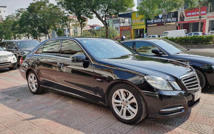 Mercedes-Benz E250 giá 600 triệu đồng, có nên mua?