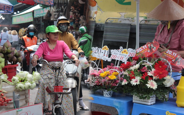 Chợ hoa TP.HCM nhộn nhịp trước ngày 20.11, tiểu thương vẫn than ‘không bằng mọi năm’